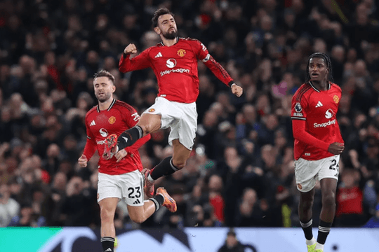 Man Utd hòa 4-4 Bournemouth: Công làm thủ phá tại Old Trafford
