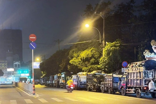 TPHCM chưa đồng ý giảm giờ cấm xe rác nội đô