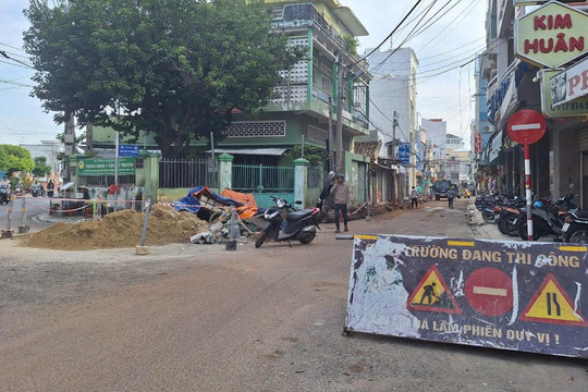 Dân buôn bán “ngán” cảnh đào đường dịp cuối năm