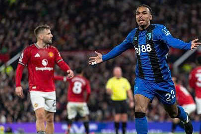 Quỷ đỏ rơi điểm trên Old Trafford