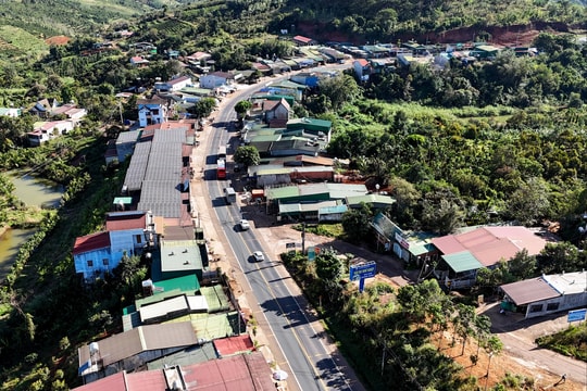 Người dân Trường Xuân thấp thỏm qua đoạn dốc nguy hiểm