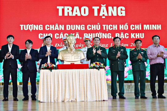 Trao tặng tượng chân dung Chủ tịch Hồ Chí Minh cho 124 xã, phường, đặc khu ở Lâm Đồng