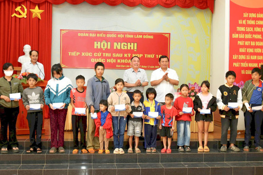 Cử tri xã Nam Ban Lâm Hà kiến nghị sớm triển khai các dự án giao thông