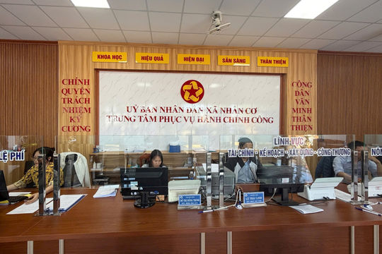 Kiểm tra công vụ đột xuất, nhiều xã ở Lâm Đồng còn hồ sơ trễ hạn, ký số thấp