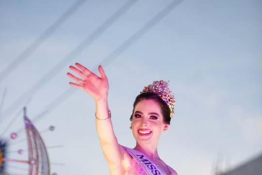 Màn ăn mừng của Miss Universe 2025 Fátima Bosch gây tranh cãi