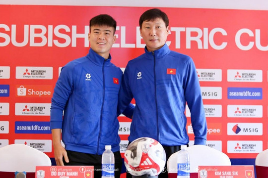 Lá phiếu FIFA The Best của Việt Nam: HLV Kim Sang Sik và Duy Mạnh trái ngược