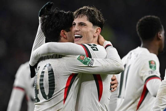 Garnacho tỏa sáng từ ghế dự bị, đưa Chelsea vào bán kết Cúp Liên đoàn