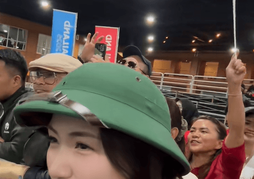 Hòa Minzy gây chú ý tại SEA Games 33 với màn cổ vũ nảy lửa