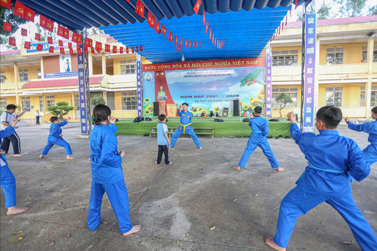 Đại úy quân nhân gieo mầm vovinam ở sân trường