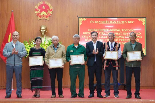 Biểu dương 15 người uy tín trong vùng đồng bào dân tộc thiểu số ở biên giới Lâm Đồng