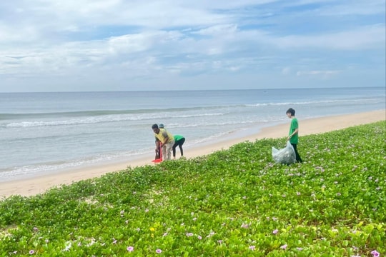 "Hành động xanh" bảo vệ môi trường du lịch ven biển Tiến Thành