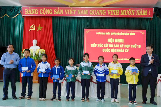 ĐBQH Lâm Đồng thăm, tặng quà trẻ em khó khăn tại Di Linh