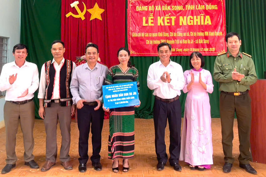 4 chi bộ trực thuộc Đảng bộ xã Đắk Song kết nghĩa với bon Bu Jri