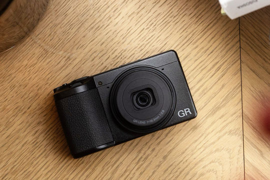 Ricoh GR IV HDF mở đặt trước: Cảm biến lớn và hiệu ứng ảnh phim