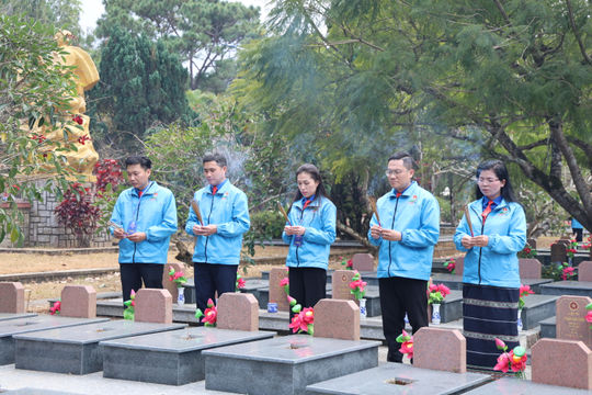 Đại biểu dự Đại hội Đoàn Thanh niên tỉnh Lâm Đồng viếng anh hùng liệt sĩ
