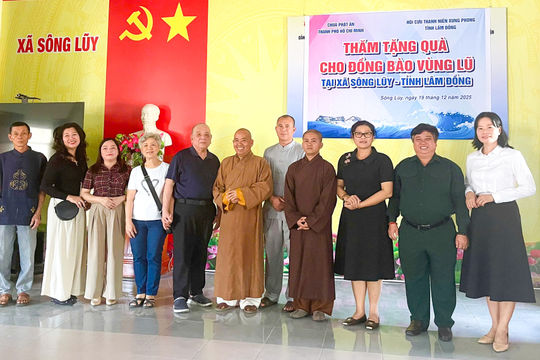 Hội Cựu Thanh niên xung phong Lâm Đồng thăm, tặng quà xã Sông Lũy