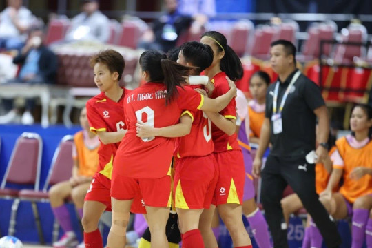 FIFA tôn vinh "huyền thoại" Thùy Trang và tấm HCV lịch sử của futsal nữ Việt Nam