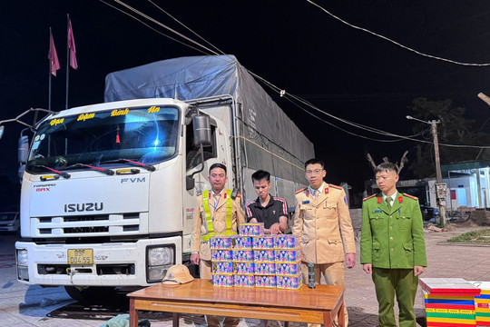 Khởi tố 02 đối tượng về tội buôn bán hàng cấm và tàng trữ hàng cấm