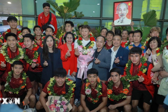 Người hâm mộ nồng nhiệt chào đón đội tuyển bóng đá nam U22 và futsal nữ Việt Nam