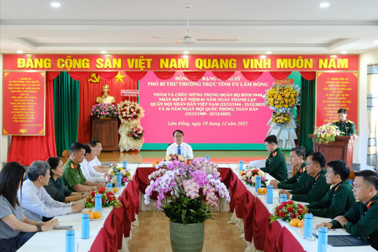 Phó Bí thư Thường trực Tỉnh ủy Lâm Đồng Đặng Hồng Sỹ thăm, chúc mừng Trung đoàn Bộ binh 994B