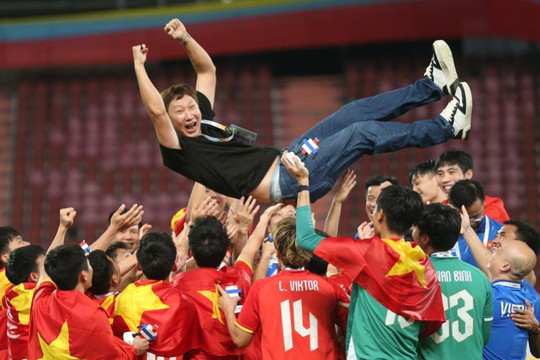 U22 Việt Nam ngược dòng hạ Thái Lan, giành HCV SEA Games 33
