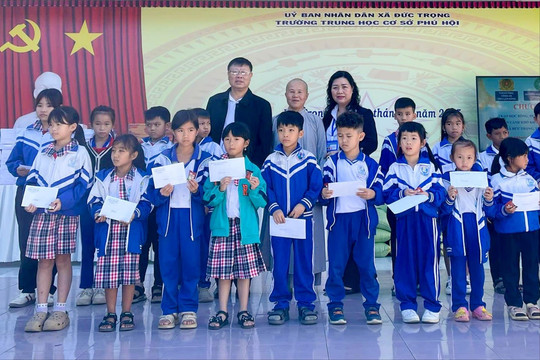 Trao quà, học bổng cho học sinh nghèo vượt khó ở Đức Trọng