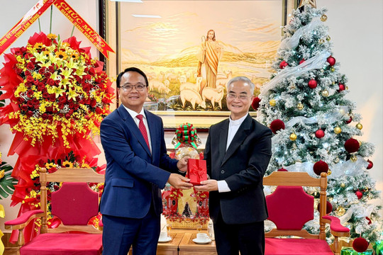 Phó Bí thư Thường trực Tỉnh ủy Lâm Đồng Đặng Hồng Sỹ chúc mừng Giáng sinh Tòa Giám mục Giáo phận Đà Lạt