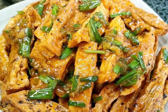 Cách làm giò lụa rim mắm mặn ngọt đưa cơm chỉ trong 20 phút