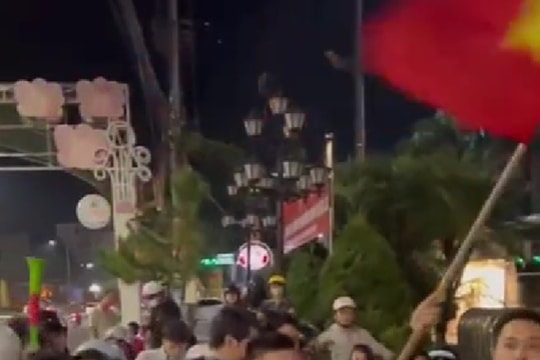 Quang Hải xuống đường ăn mừng U22 Việt Nam vô địch SEA Games 33