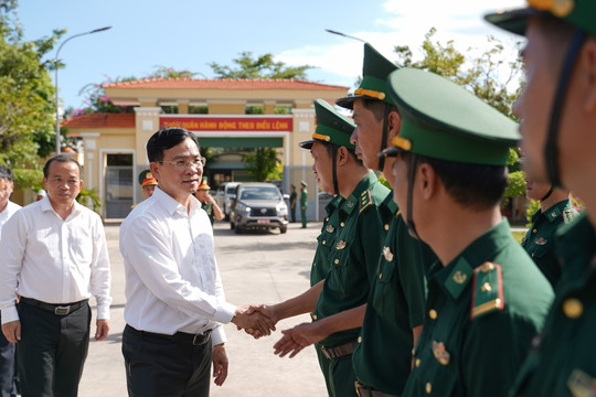 Chủ tịch UBND tỉnh Lâm Đồng Hồ Văn Mười thăm, chúc mừng Đồn Biên phòng Thanh Hải