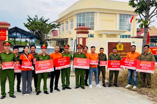 Công an Sông Lũy lắp đặt 400 bảng thông báo số điện thoại tố giác tội phạm