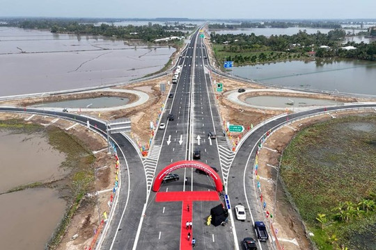 Lùi thời gian khai thác cao tốc Cần Thơ - Hậu Giang sang ngày 22.12