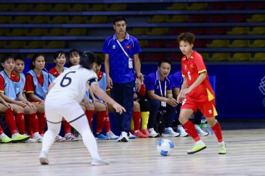 HLV Nguyễn Đình Hoàng lý giải tấm HCV lịch sử của futsal nữ Việt Nam