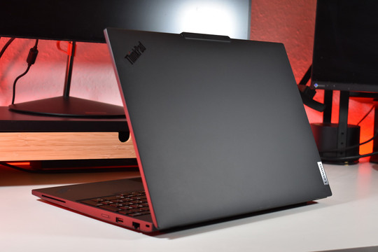 ThinkPad chạy chip AMD Strix Point không có tùy chọn màn hình OLED