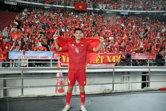 Gia đình trung vệ Hiểu Minh đãi 100 mâm cỗ mừng HCV SEA Games