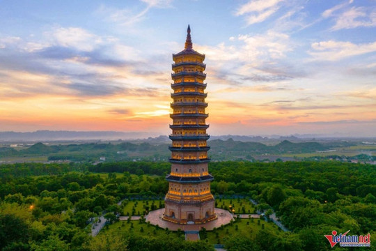 Ninh Bình: Chiêm bái bảo tháp cao nhất châu Á tại chùa Bái Đính