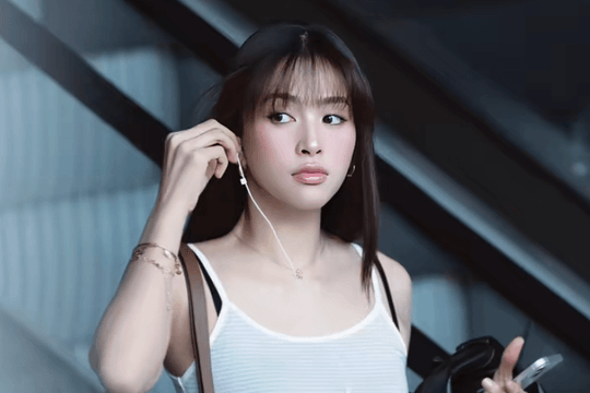 Hoa hậu Tiểu Vy gây sốt với nhan sắc tỷ lệ vàng khi bắt trend trạm tỷ