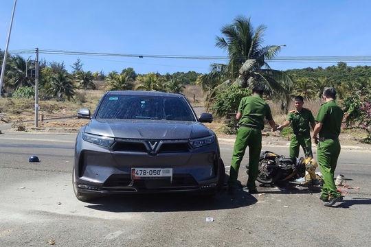 Xe máy va chạm ô tô ở Mũi Né, 1 người tử vong