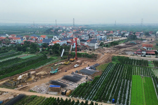 Thi công những hạng mục đầu tiên của cầu Mễ Sở qua sông Hồng