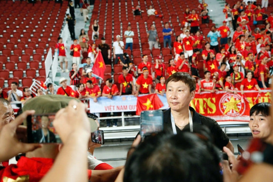 HLV Kim Sang Sik xúc động sau màn ngược dòng giành HCV SEA Games