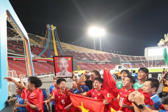 Thái Lan gây tranh cãi khi bỏ qua HCV của U22 Việt Nam tại bế mạc SEA Games 33