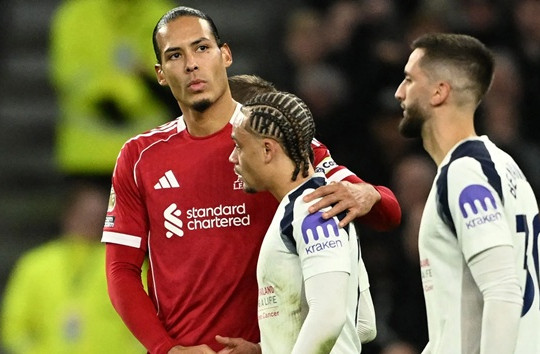Van Dijk rực sáng: 'Bẫy' thẻ đỏ và đẳng cấp thủ lĩnh trước Tottenham