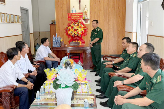 Bộ đội biên phòng Lâm Đồng chúc mừng Giáng sinh Giáo xứ Phan Rí Cửa