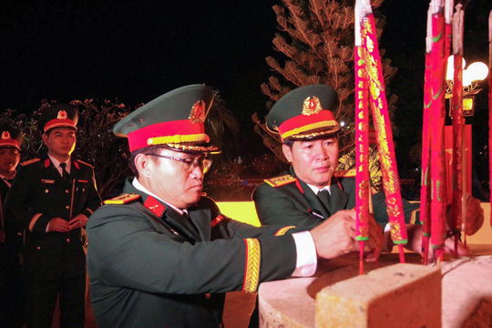 Tri ân các anh hùng liệt sĩ tại Nghĩa trang Liệt sĩ Bình Thuận