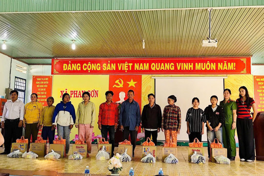 Tuyên truyền pháp luật và tặng quà cho đồng bào xã Phan Sơn