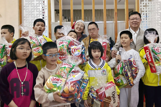 Tặng 800 suất quà cho học sinh khuyết tật, hoàn cảnh khó khăn