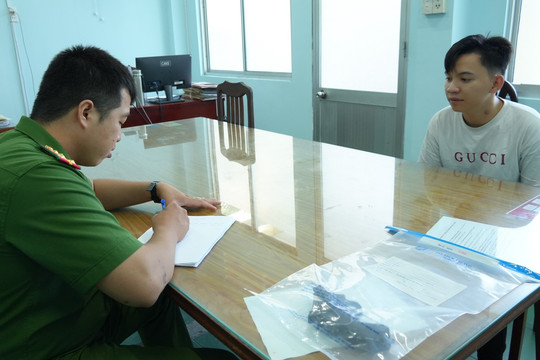 Công an phường tuần tra bắt đối tượng tàng trữ súng