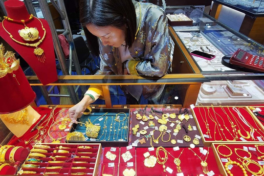 Giá vàng hôm nay 23/12/2025: Giá vàng SJC, vàng nhẫn trong nước, và vàng thế giới