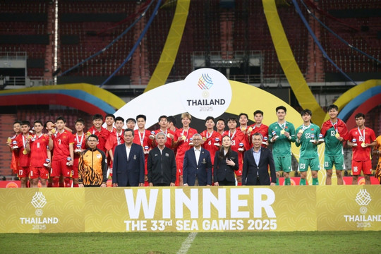 HLV Kim Sang-sik và câu chuyện tắt tivi ở chung kết SEA Games 33
