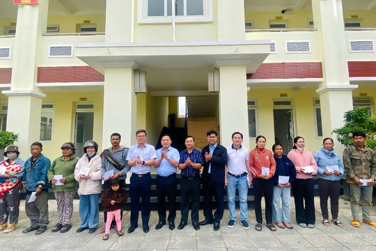 Tặng 100 suất quà hỗ trợ người dân xã D’Ran bị thiệt hại do thiên tai